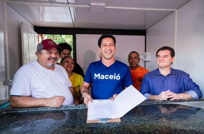 Prefeito Rodrigo Cunha entrega canteiros revitalizados e novos boxes a permissionários na Pajuçara