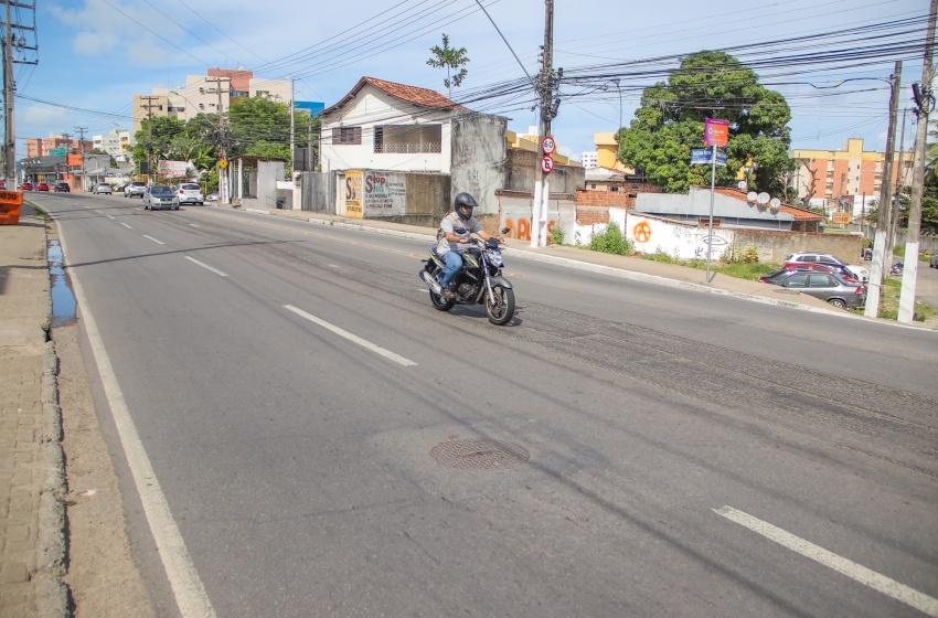 Obras de reparo asfáltico interditam trecho da Avenida Gustavo Paiva nesta sexta (14)