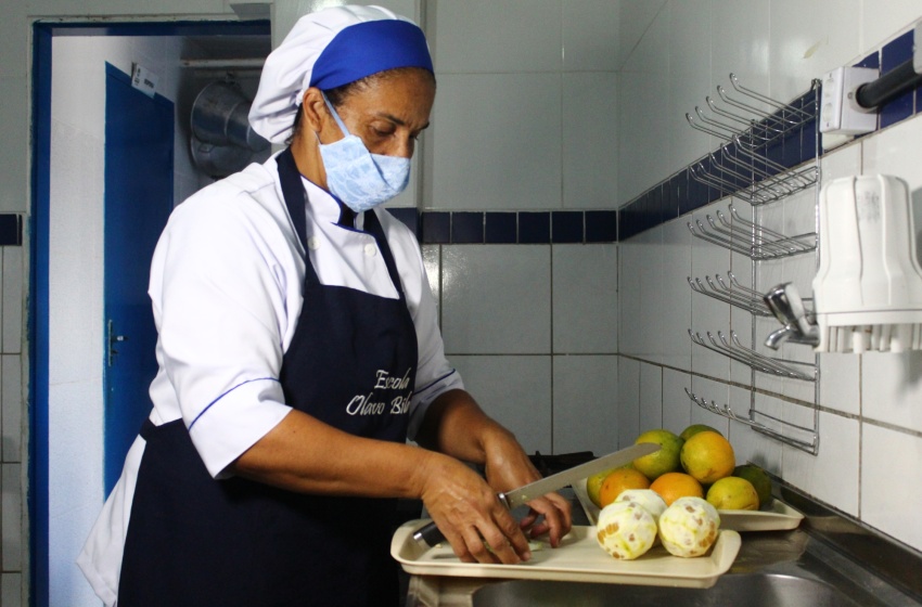 Alunos e educadores destacam trabalho de merendeira premiada em concurso estadual