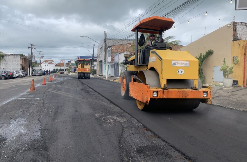 Rua Celso Piatti, no Jaraguá, recebe pavimentação em obra de requalificação asfáltica