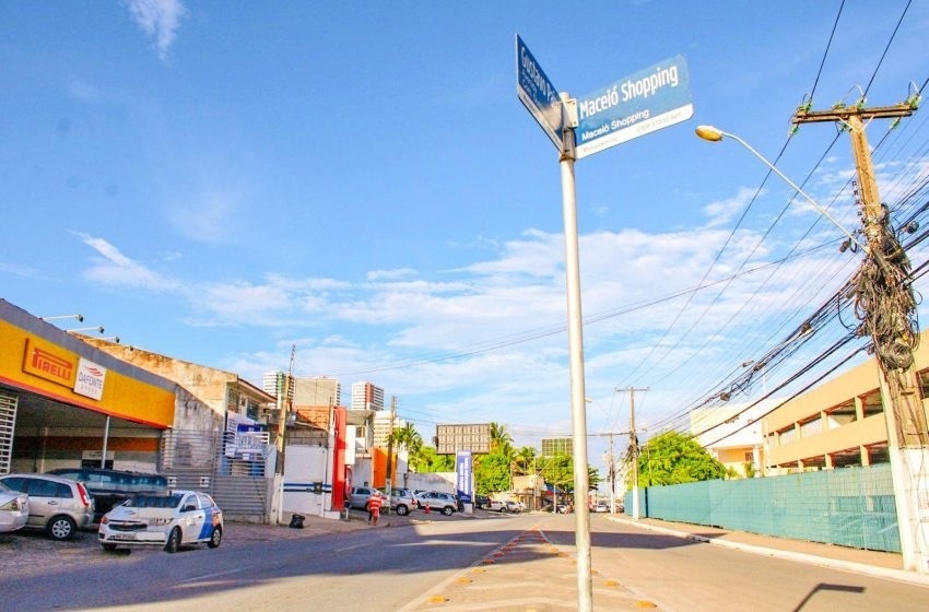 Obras de reparo asfáltico interditam trecho da Avenida Gustavo Paiva