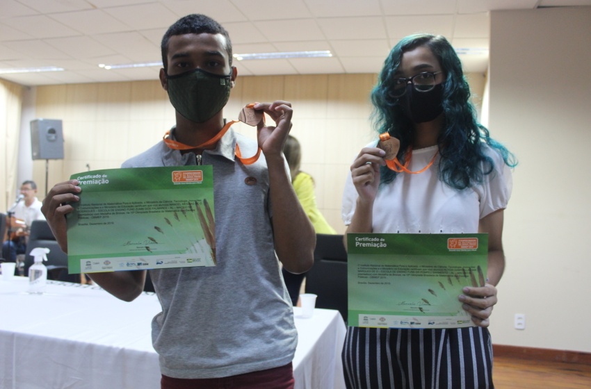 Alunos recebem medalha de bronze na 15ª Olimpíada Brasileira de Matemática