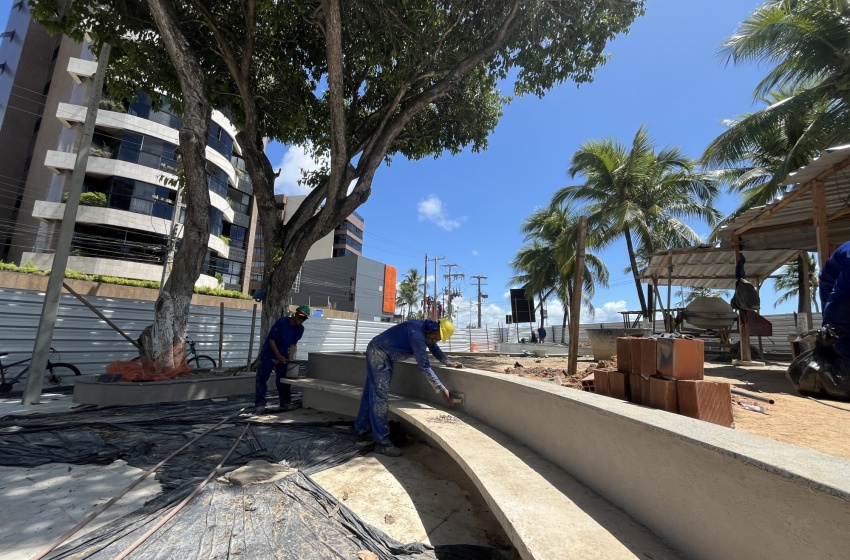 Obras avançam em tradicional área de lazer e convívio na orla da Ponta Verde