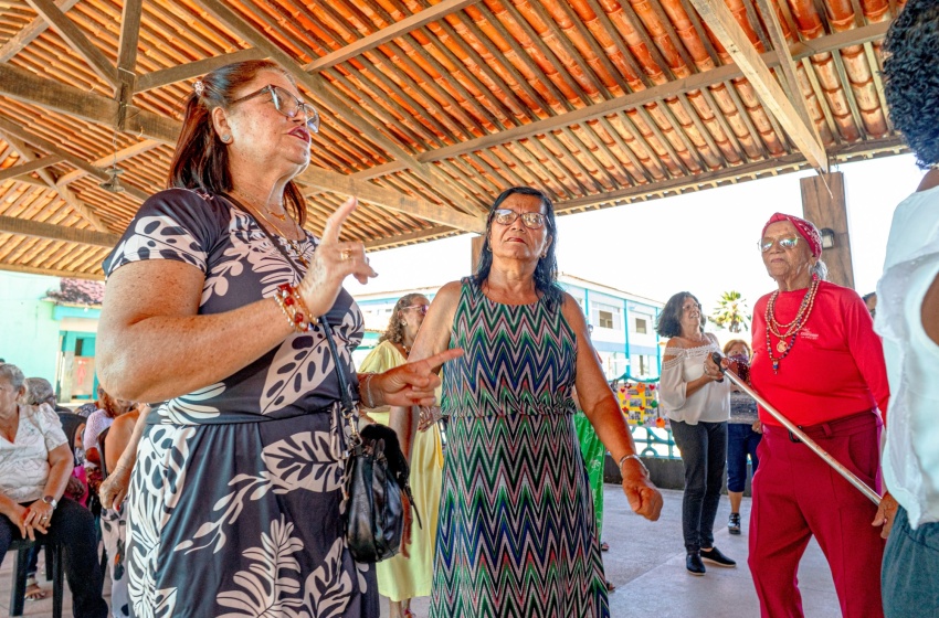 Idosas do Cras Área Lagunar celebram Dia dos Avós com muita festa e alegria