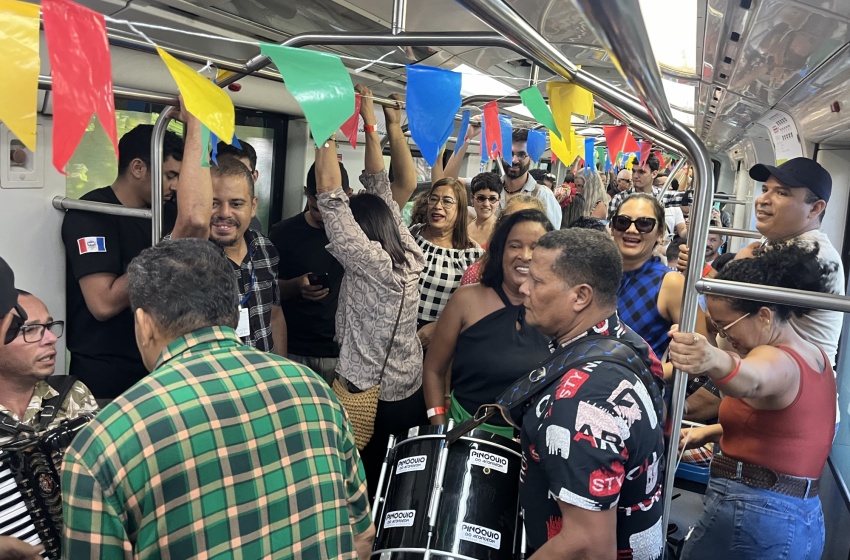 Forrozeiro e trio de forró transformam VLT em arraiá e animam passageiros
