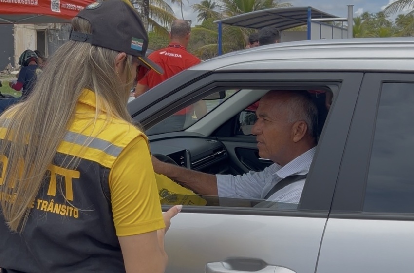DMTT realiza blitz educativa com foco na segurança durante o Carnaval