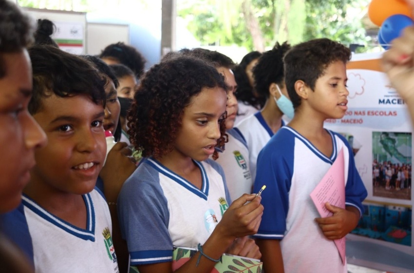 Estudantes aprendem sobre ciências e tecnologia ao participar de simpósio