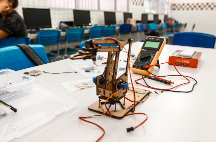 Alunos da Escola Pompeu Sarmento participam de aulas de robótica