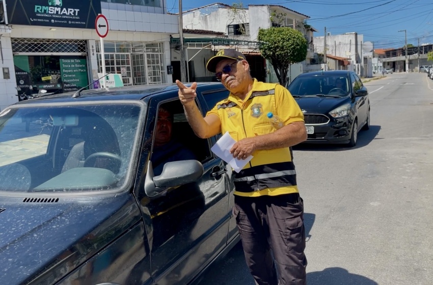 DMTT orienta população sobre mudança de sentido em rua no Poço
