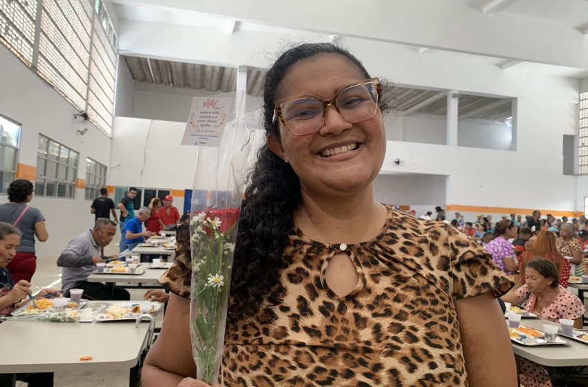 “Fez a minha vida ter sentido novamente”, diz mãe que frequenta o Restaurante Popular ao ser homenageada