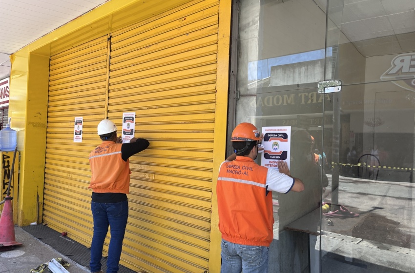Defesa Civil interdita imóveis vizinhos após incêndio em loja no Centro de Maceió