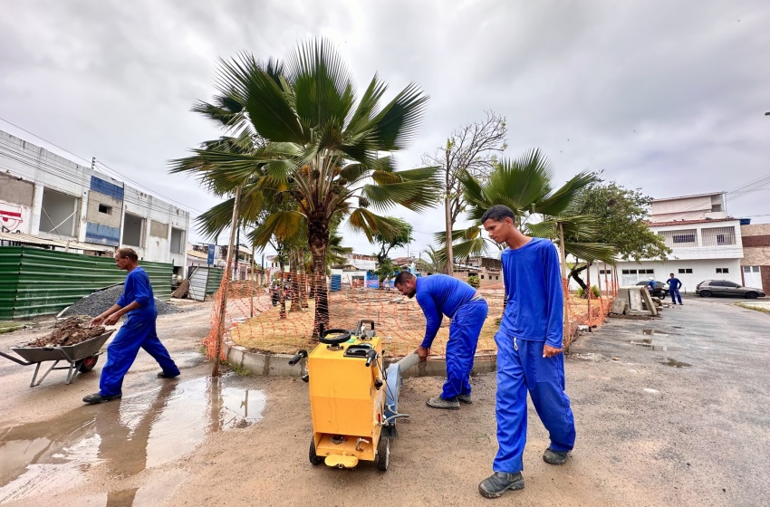 Praça Ciro Acyole recebe revitalização e obras chegam a 55% de avanço