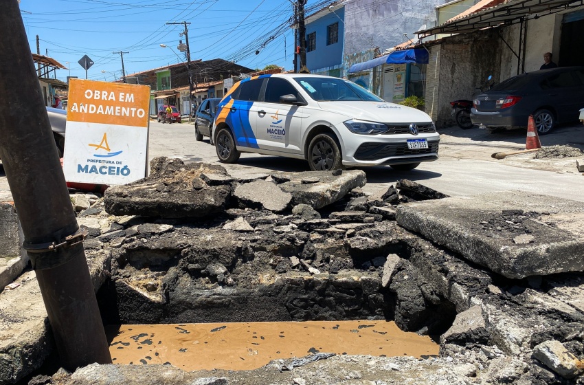 Infraestrutura realiza desobstrução e manutenção de galeria em via do Trapiche da Barra