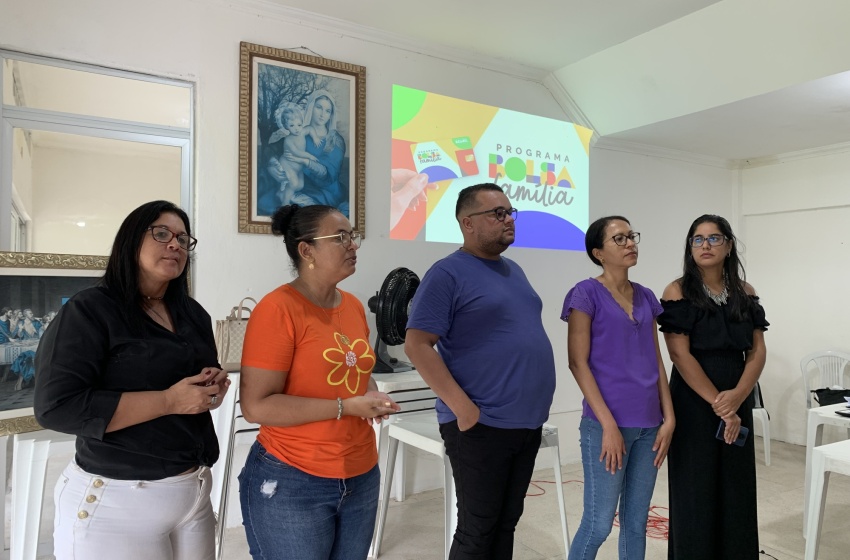 Mães, pais e responsáveis de alunos recebem orientações sobre o Bolsa Família