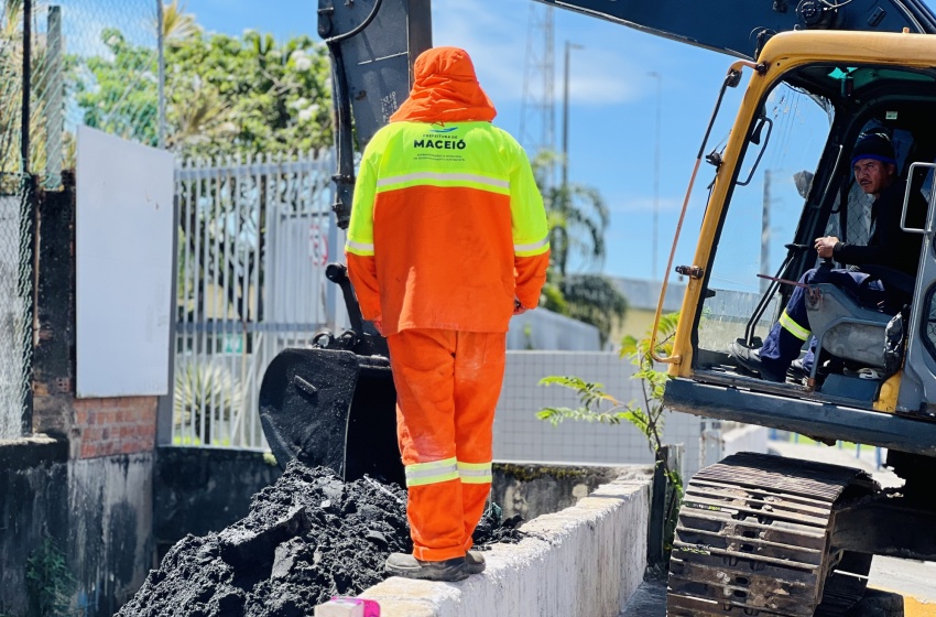 Alurb retira mais de 330 toneladas de detritos do Riacho do Sapo, na Mangabeiras