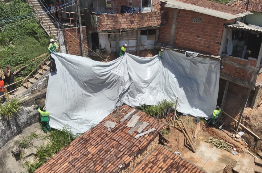 Defesa Civil avança no trabalho preventivo com aplicação de lonas em áreas de risco