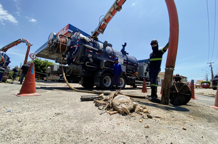 Infraestrutura realiza serviço preventivo em ponto crítico de alagamento no Jaraguá