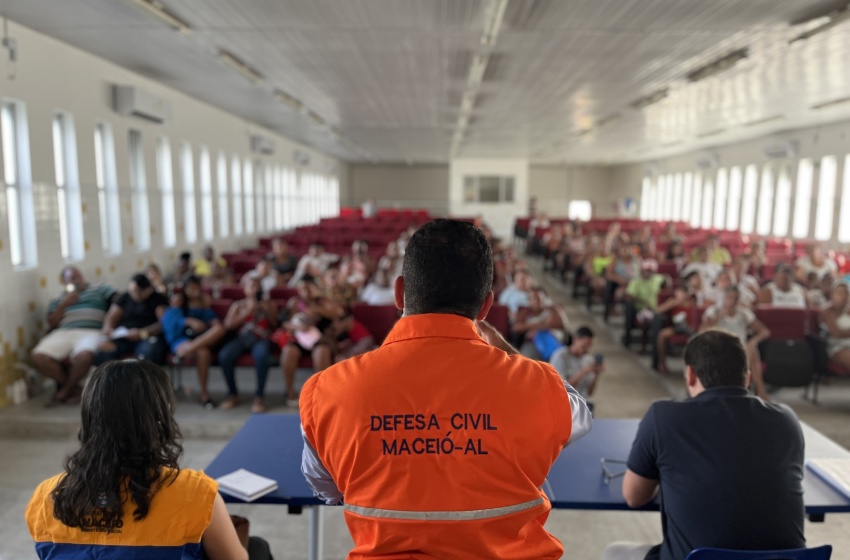 Defesa Civil de Maceió participa de bate-papo com moradores da Vila Brejal