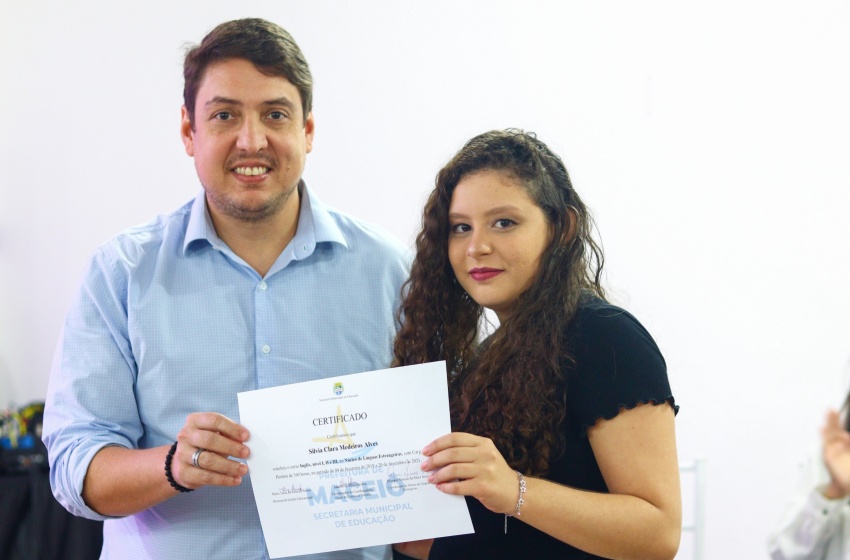 Estudantes do Núcleo de Línguas Estrangeiras recebem certificado de conclusão de cursos