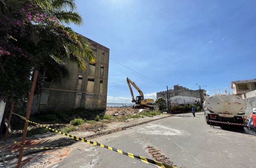 Rua Professor José da Silveira Camerino é fechada para demolição de prédio no Pinheiro