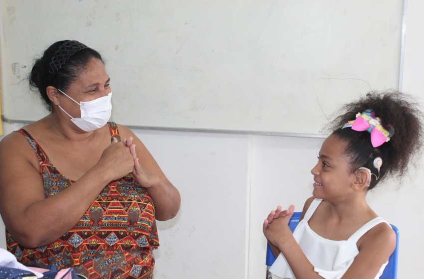 Setembro Azul: Pais abraçam projeto que ensina libras a alunos ouvintes através de vídeos