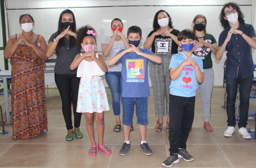 Educadores ampliam conhecimento de alunos com ensino da língua de sinais