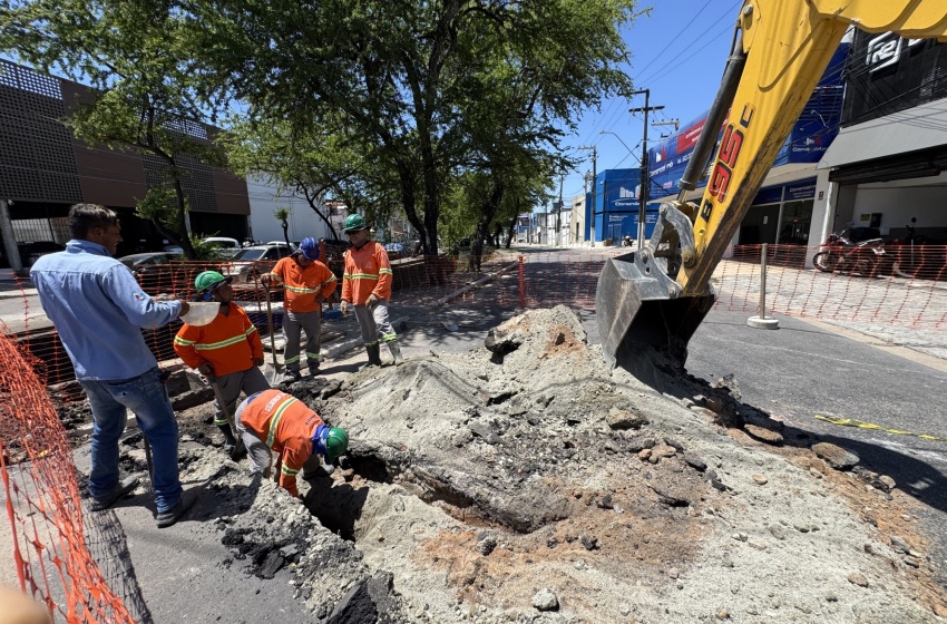 Obra de recuperação de drenagem interdita via no Poço
