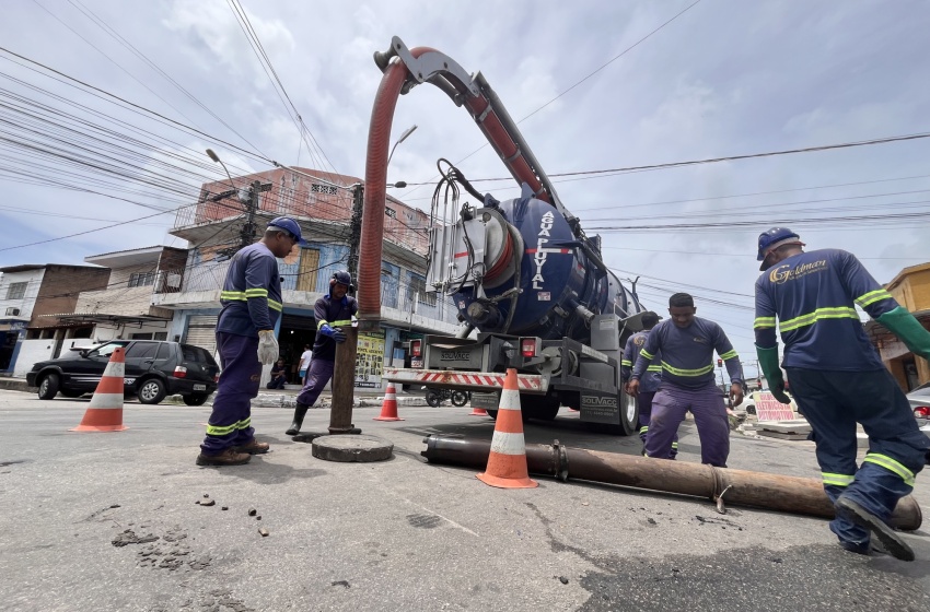 Seminfra realiza mutirão de limpeza em galerias da Rua Cabo Reis, na Ponta Grossa
