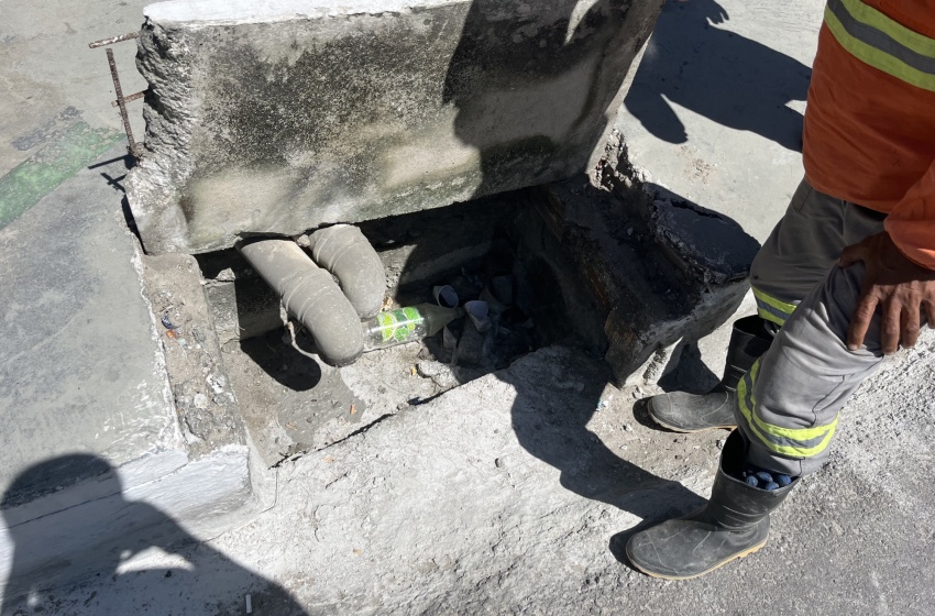 Infraestrutura flagra despejo de concreto na rede de drenagem de águas pluviais