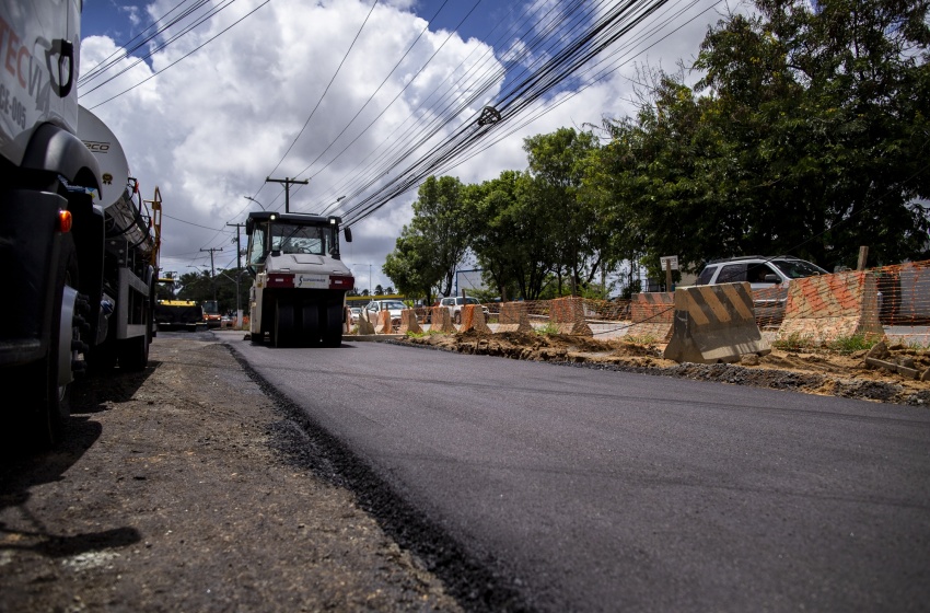 Trecho da Avenida Durval de Góes Monteiro, sentido centro, recebe pavimentação