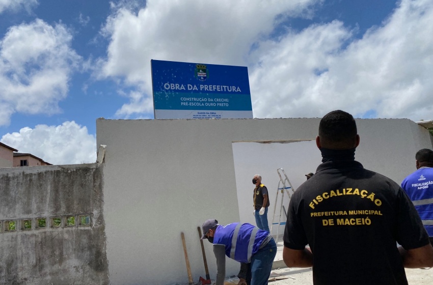 Convívio Social derruba construção irregular que estava à venda na internet