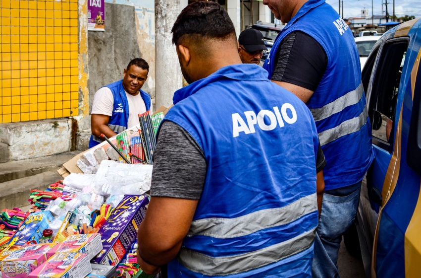 Semsc interrompe comércio clandestino de fogos de artifício no Centro de Maceió