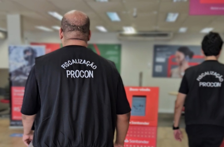 Procon Maceió fiscaliza agências bancárias e autua unidades por má prestação de serviço