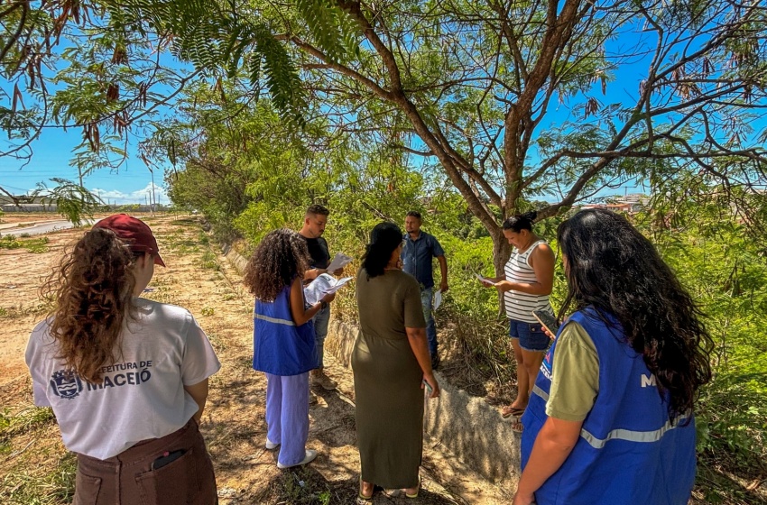 Moradores do São Jorge participam de "Caminhada Exploratória" para planejar área pública do bairro
