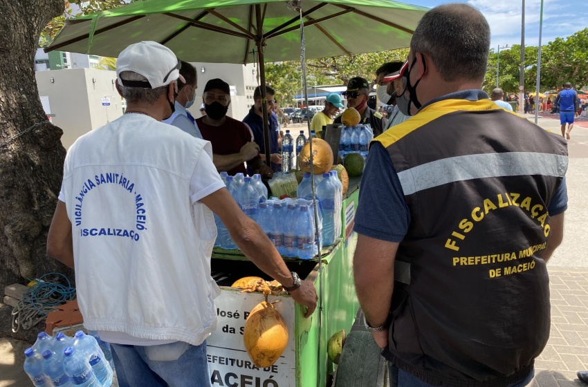 Prefeitura fiscaliza carros de coco na orla de Maceió e apreende produtos estragados