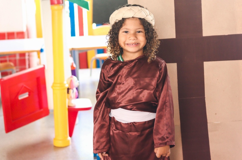 Professores e crianças realizam peça sobre história da Páscoa na creche Sônia Cavalcante