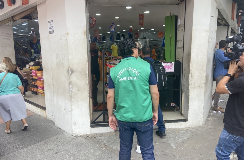 Fiscais de licenciamento urbano e ambiental notificam comércios com som alto no Centro de Maceió