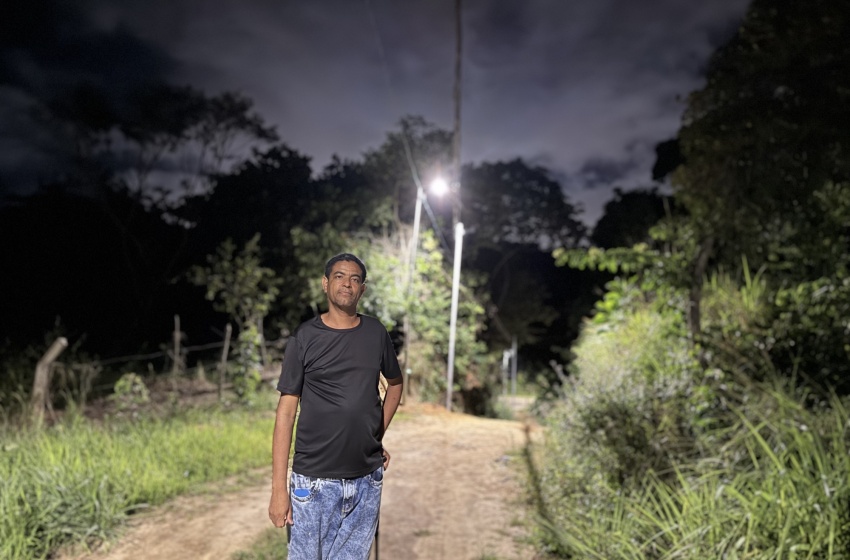 Moradores comemoram chegada de nova iluminação em áreas de díficil acesso na Grota do Andraújo
