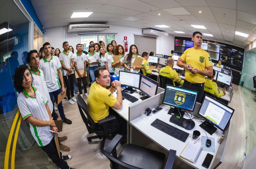 Alunos do curso de Logística do Ifal realizam visita técnica à sede do DMTT