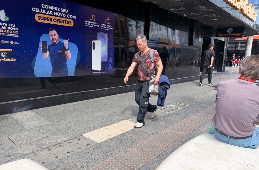 Placas de concreto no Centro são substituídas; motoristas devem reforçar cuidado com áreas destinadas aos pedestres