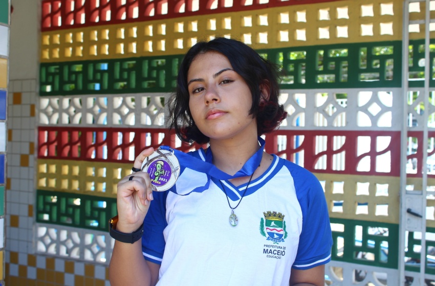 Aluna da Rede Municipal é medalhista em competição nacional de matemática