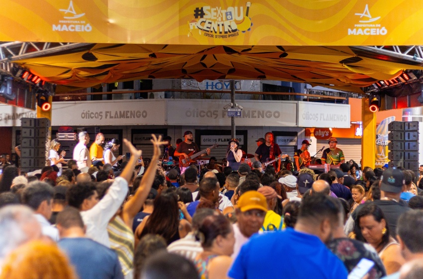 Sextou no Centro reúne centenas de pessoas em noite de samba e reggae no Calçadão