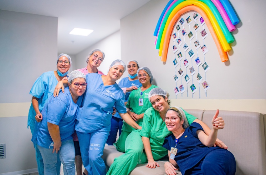 Mural com fotos da infância emociona profissionais da UTI no Hospital da Cidade em Maceió 