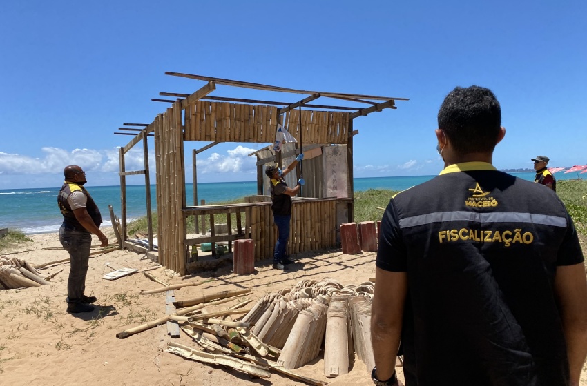 Construção irregular é retirada de área de preservação ambiental em Guaxuma