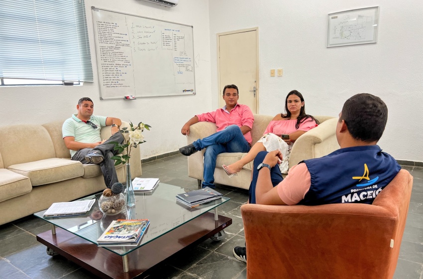 Superintendente de Iluminação recebe representantes de três bairros