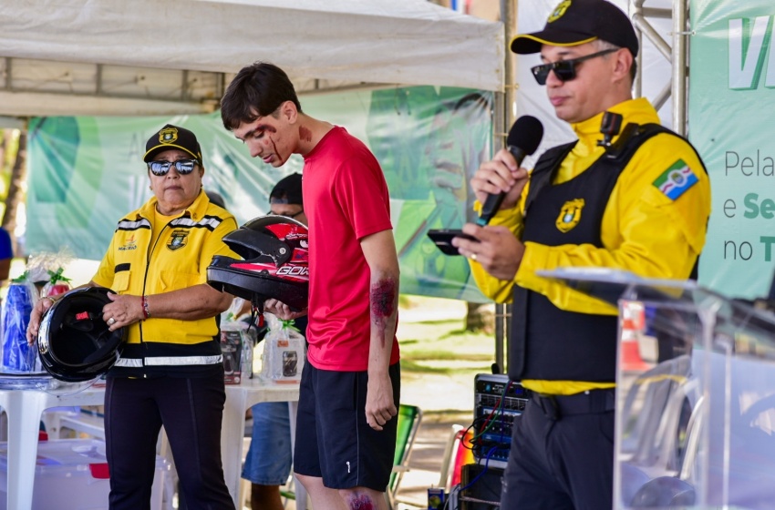 DMTT participa de ação do Abril Verde com simulação de sinistro e orientação sobre uso de capacete