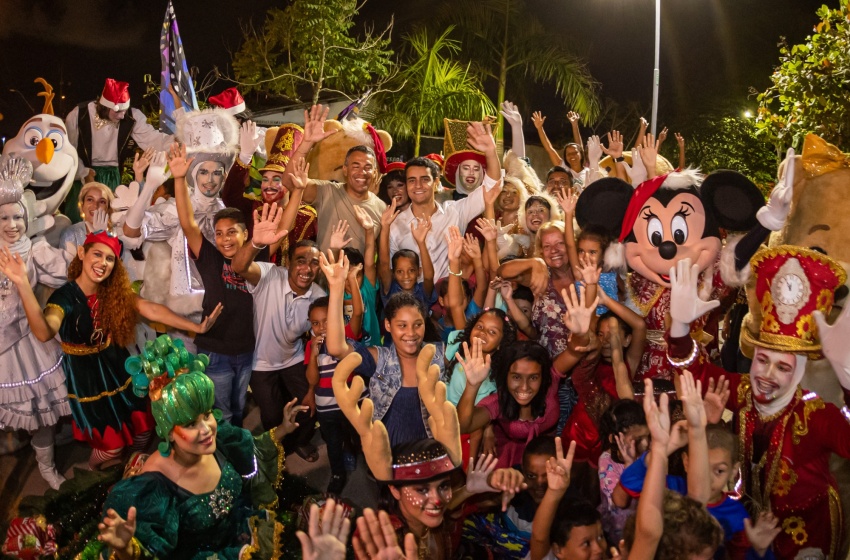 Prefeitura acompanha Parada de Natal no Benedito Bentes; programação continua hoje (21)