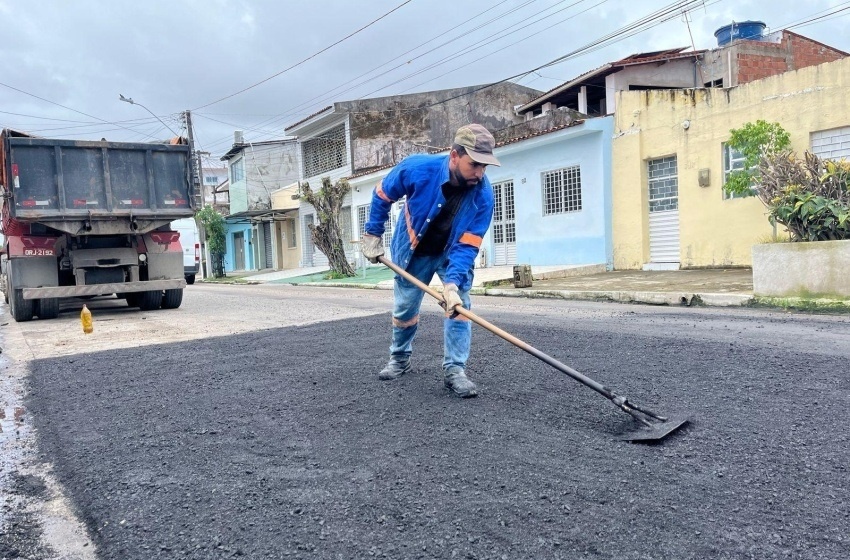 Operação Tapa-buraco recupera vias na Santa Lúcia e Jacintinho
