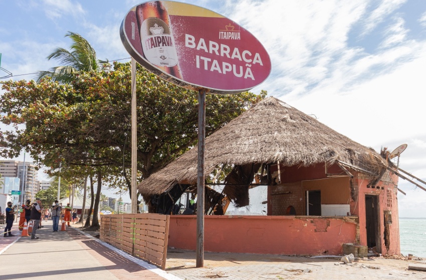 Por colocar população em risco, Prefeitura demole barraca na orla de Jatiúca