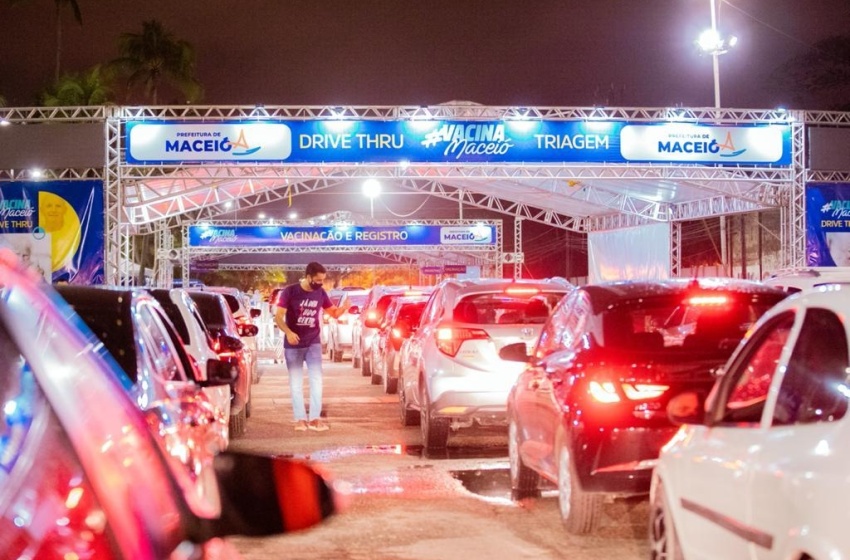 Corujão 24h vacina 6.185 pessoas em Maceió